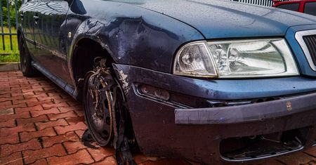 Zaczął driftować przed posesją. Szybko tego pożałował