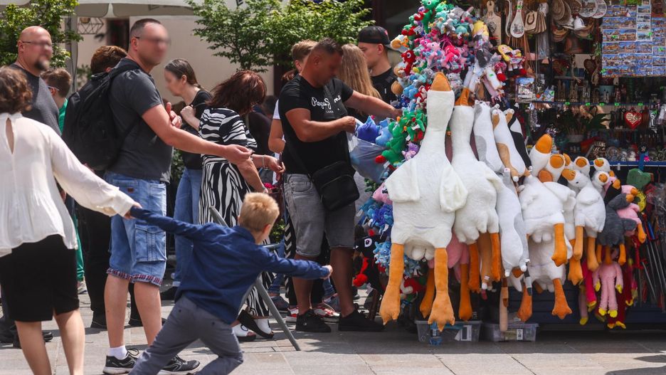 Gęś Pipa opanowała polskie stragany. Dzieci ją uwielbiają, a rodzice załamują ręce