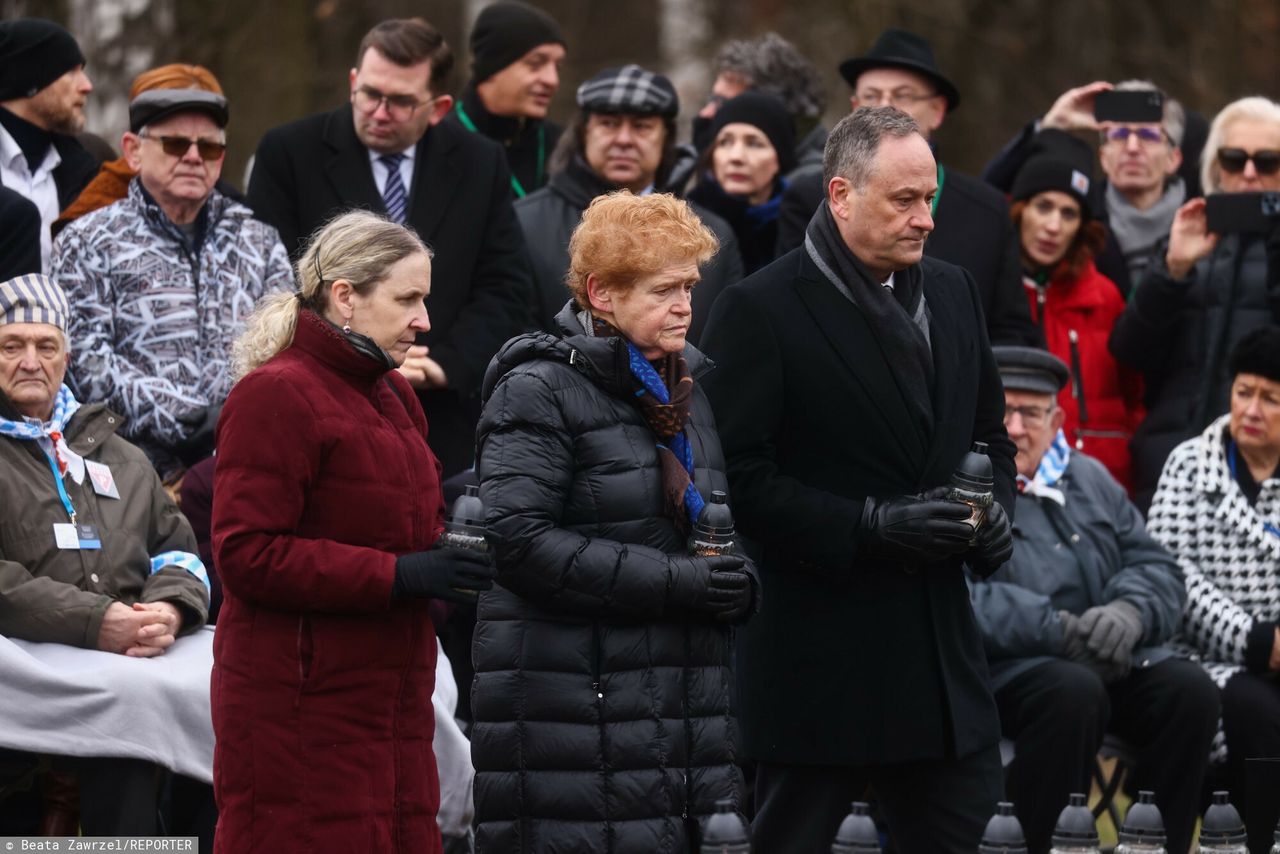 Douglas Emhoff oddaje hołd w rocznicę wyzwolenia Auschwitz 