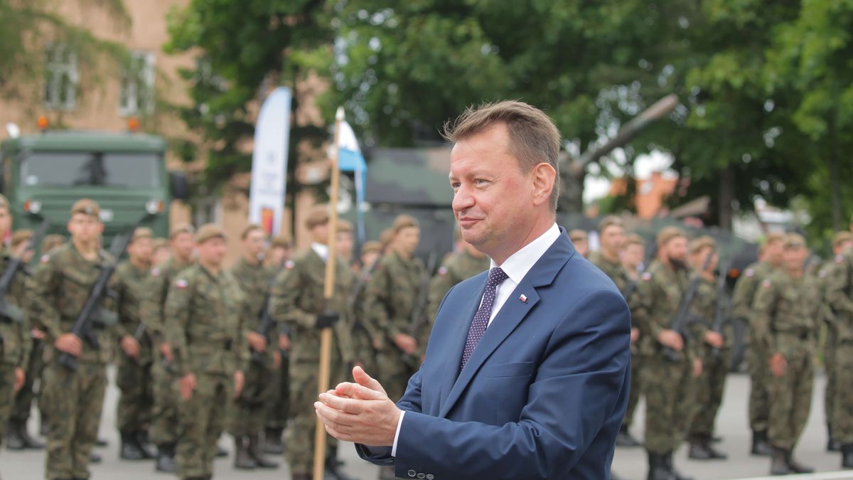 Braniewo, 10.07.2021. Minister obrony narodowej Mariusz Błaszczak podczas uroczystości złożenia przysięgi wojskowej przez żołnierzy 4. Warmińsko-Mazurskiej Brygady Obrony Terytorialnej, 10 bm. w Braniewie. (jm) PAP/Tomasz Waszczuk