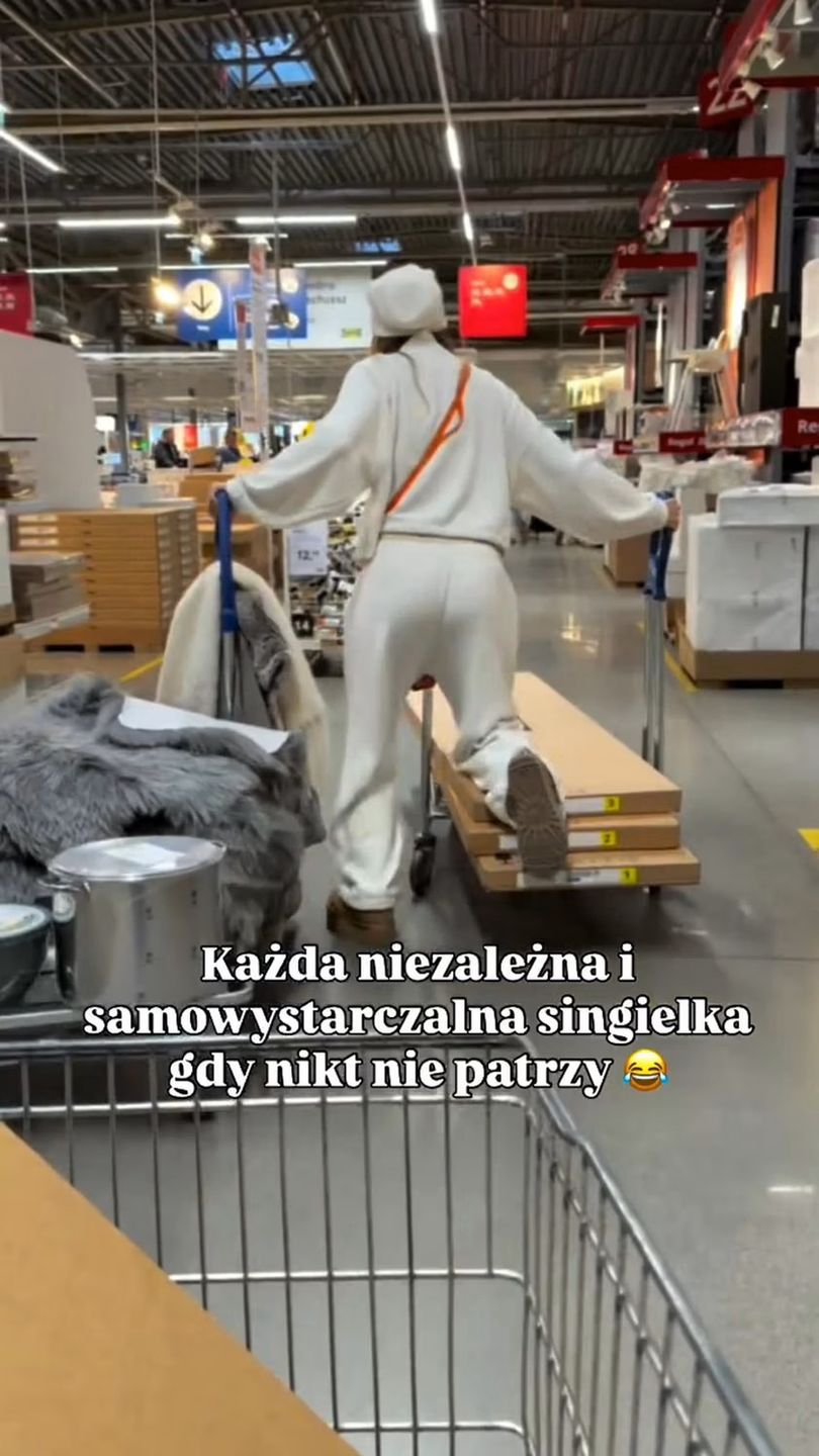 "Niezależna singielka" Sandra Kubicka nadaje z zakupów