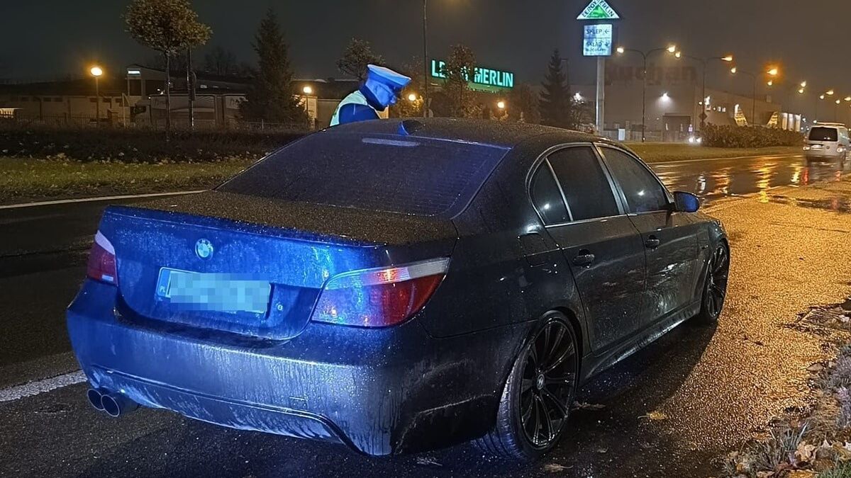 Policjant kontrolujący kierowcę BMW