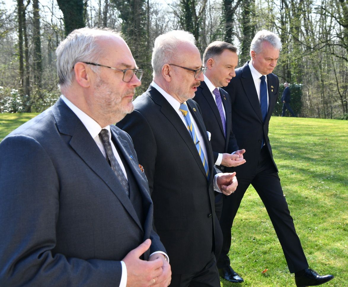 Prezydent Alar Karis na spotkaniu z prezydentem Polski Andrzejem Dudą, prezydentem Litwy Gitanasem Nausėdą i prezydentem Łotwy Egilsem Levitsem w Brukseli