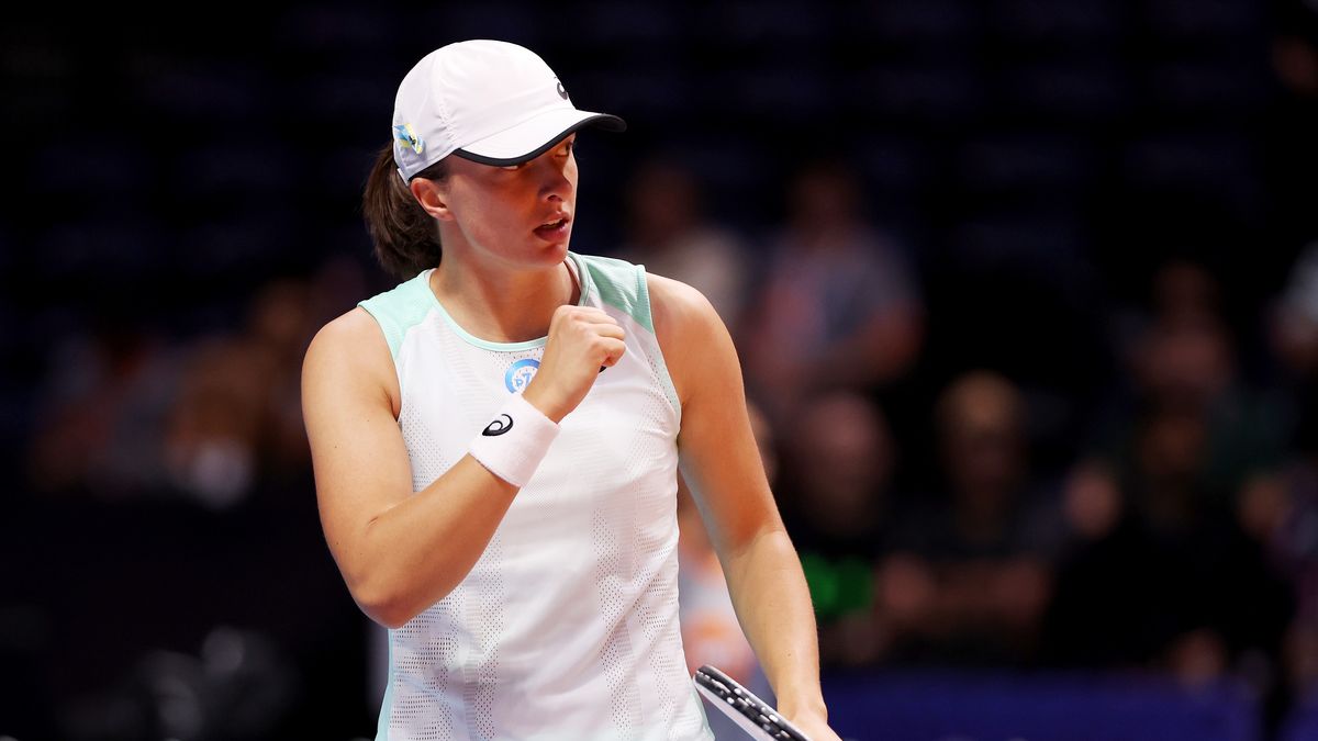 DUBAI, UNITED ARAB EMIRATES - DECEMBER 24: Iga Swiatek of Kites reacts while playing against Elena Rybakina of Hawks during their final match on day six of the World Tennis League at Coca-Cola Arena on December 24, 2022 in Dubai, United Arab Emirates. (Photo by Christopher Pike/Getty Images)