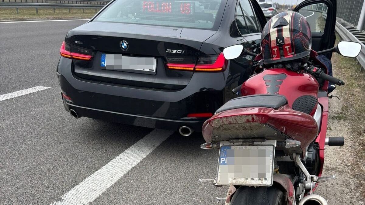 Policjanci z wydziału ruchu drogowego zatrzymali motocyklistę za przekroczenie prędkości