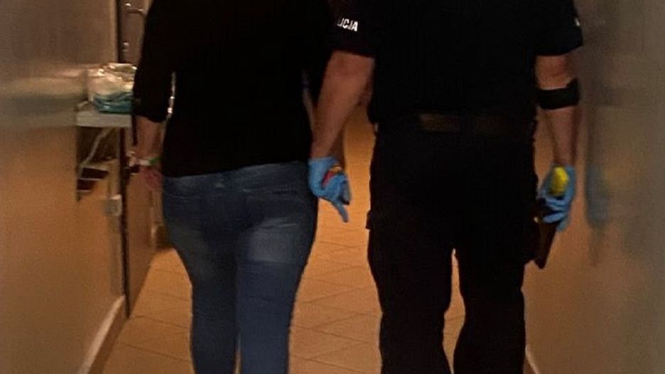 Z powodu braku maseczki agresywna 29-letnia gdynianka pobiła seniorkę, a innej kobiecie zniszczyła okularyFot. Komenda Miejskiej Policji w Gdyni.