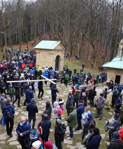 Tłumy wiernych w Kalwarii Zebrzydowskiej. Zdjęcia z sanktuarium