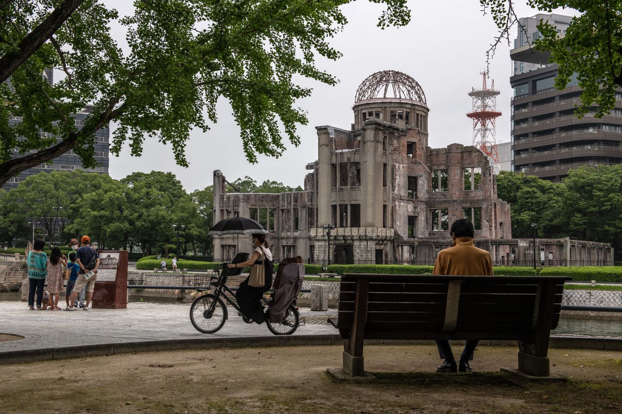 Na Hiroszimę  amerykanie zrzucili bombę atomową podczas Drugiej Wojny Światowej 