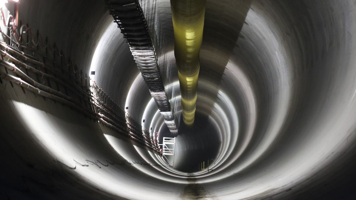 tunelMarian Zubrzyckibudowa, kolej, kultury, łodzki węzeł kolejowy, minister, polityk polityka, tunel, udrożnienie, wizyta, wnętrze, kolejowe, podziemny, połączenie