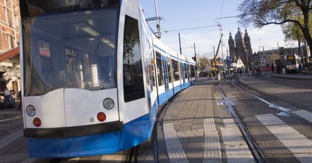 Nastoletni Holender wepchnął bezdomnego Polaka pod tramwaj. Kary nie będzie