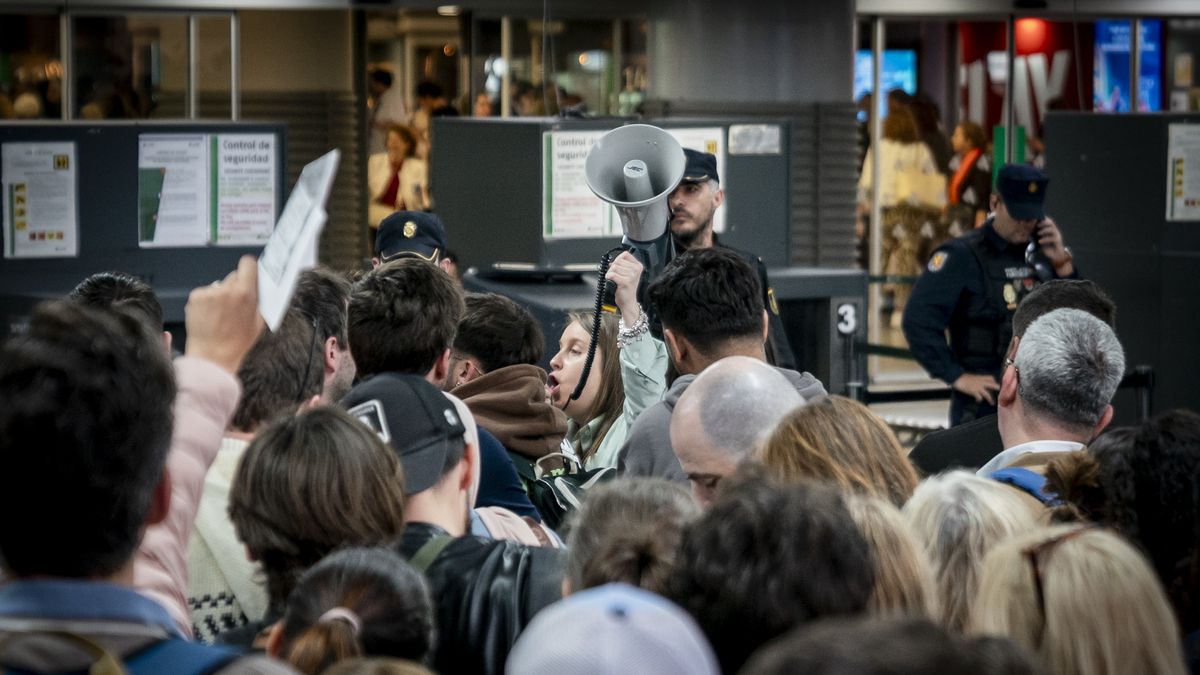 MADRID, SPAIN - APRIL 29: A woman with a megaphone at the Atocha-Almudena Grandes station on April 29, 2025, in Madrid, Spain. Spain is gradually returning to normal after yesterday's power blackout at 12:30 a.m., which also hit Portugal and part of France. One day later, classes in schools in the Community of Madrid have been suspended and rail traffic has returned to the country with 99.9% of the electricity supply. Train stations such as Atocha and Chamartin have remained open all night for passengers who have not been able to return to their destinations. (Photo By A. Perez Meca/Europa Press via Getty Images)
