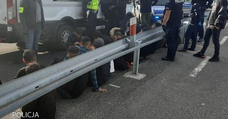 Niewyobrażalny ścisk. Policjanci zatrzymali busa z migrantami