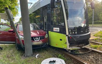 Gorzów Wielkopolski. Kierujący nissanem wjechał wprost pod tramwaj. Zignorował znak stop