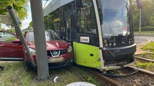 Gorzów Wielkopolski. Kierujący nissanem wjechał wprost pod tramwaj. Zignorował znak stop