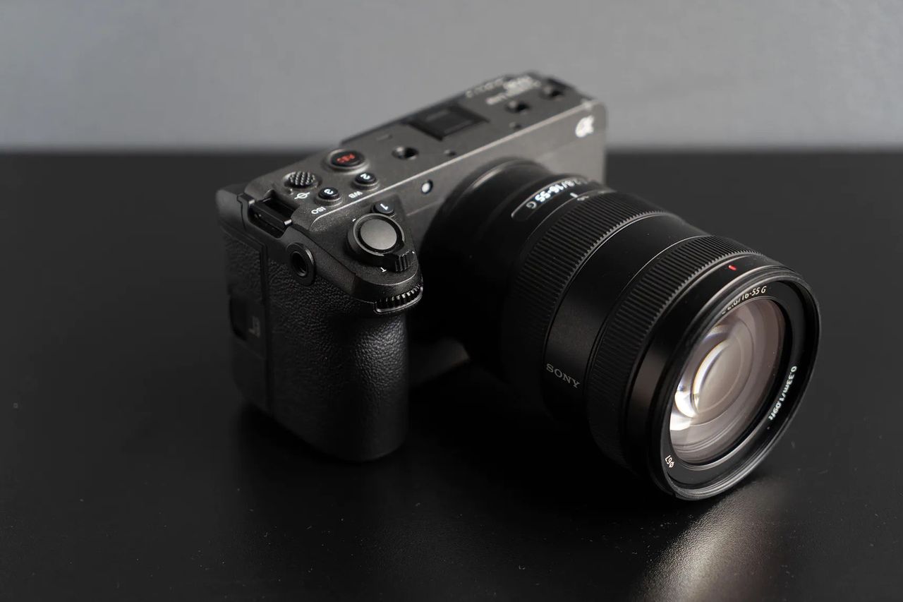 Sony FX30 jest kamerą dla amatorów, która z powodzeniem mogłaby sprawdzić się przy wlogowaniu.