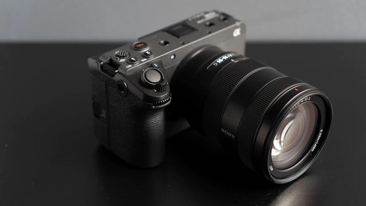 Sony FX30 jest kamerą dla amatorów, która z powodzeniem mogłaby sprawdzić się przy wlogowaniu.