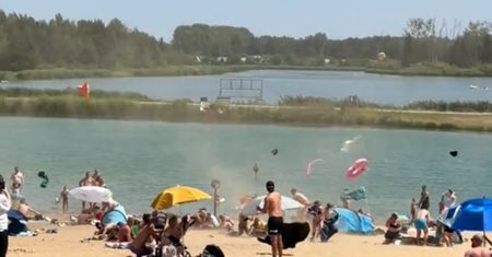 To był moment. Wszystko zaczęło fruwać. Filmik z plaży obiega sieć