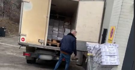 "Pół ciężarówki". Sceny przed Biedronką. Musiał to nagrać