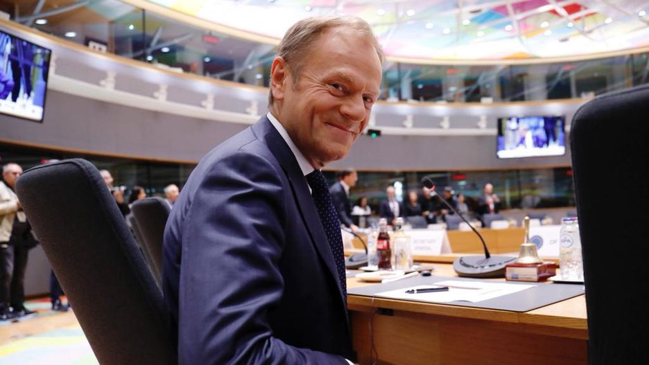 Nowe obostrzenia. Donald Tusk wbija szpilkę premierowi