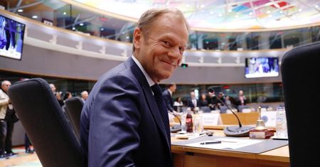 Nowe obostrzenia. Donald Tusk wbija szpilkę premierowi