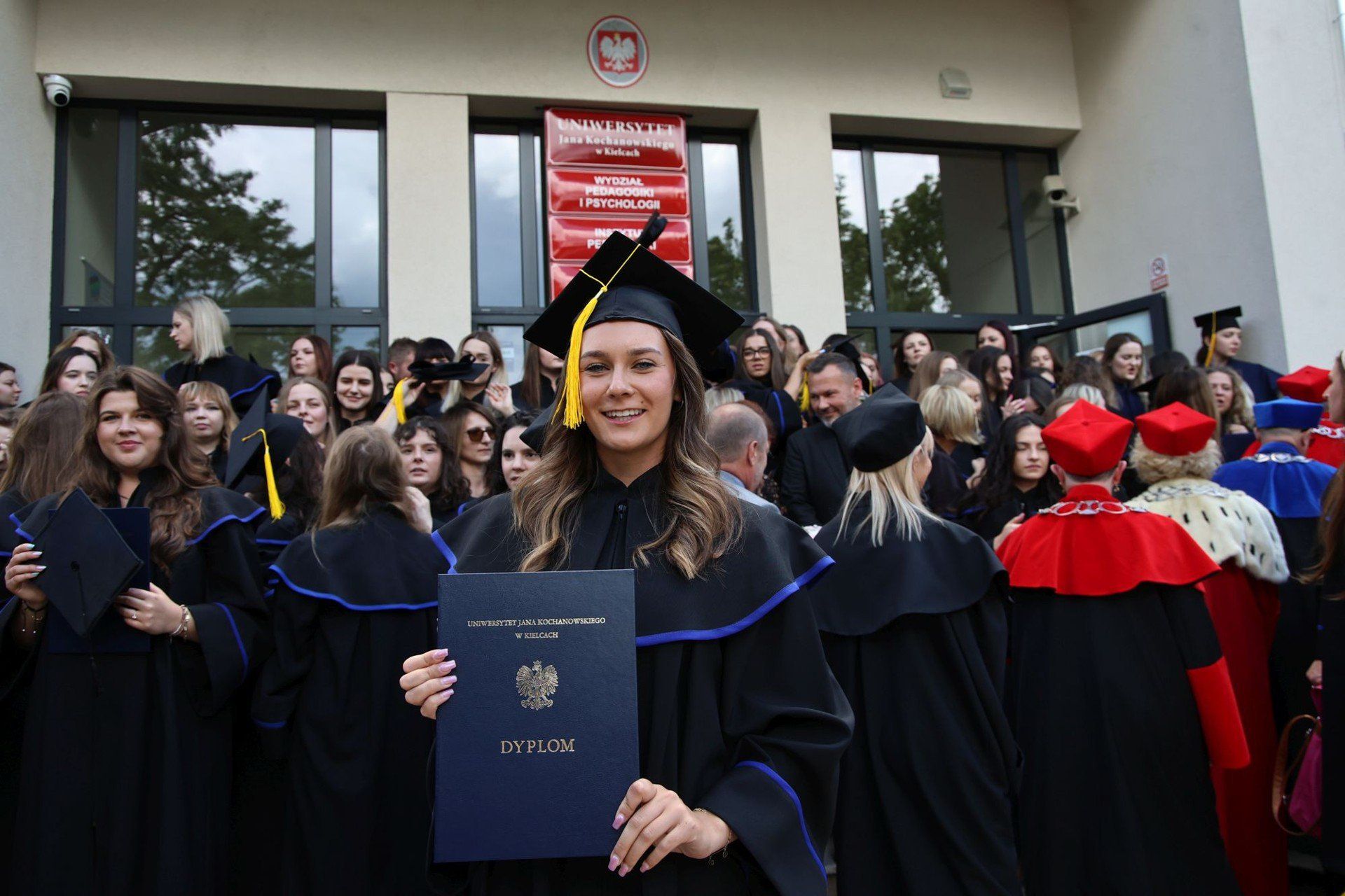Absolwenci Wydziału Pedagogiki i Psychologii Uniwersytetu Jana Kochanowskiego w Kielcach odebrali dyplomy ukończenia studiów.