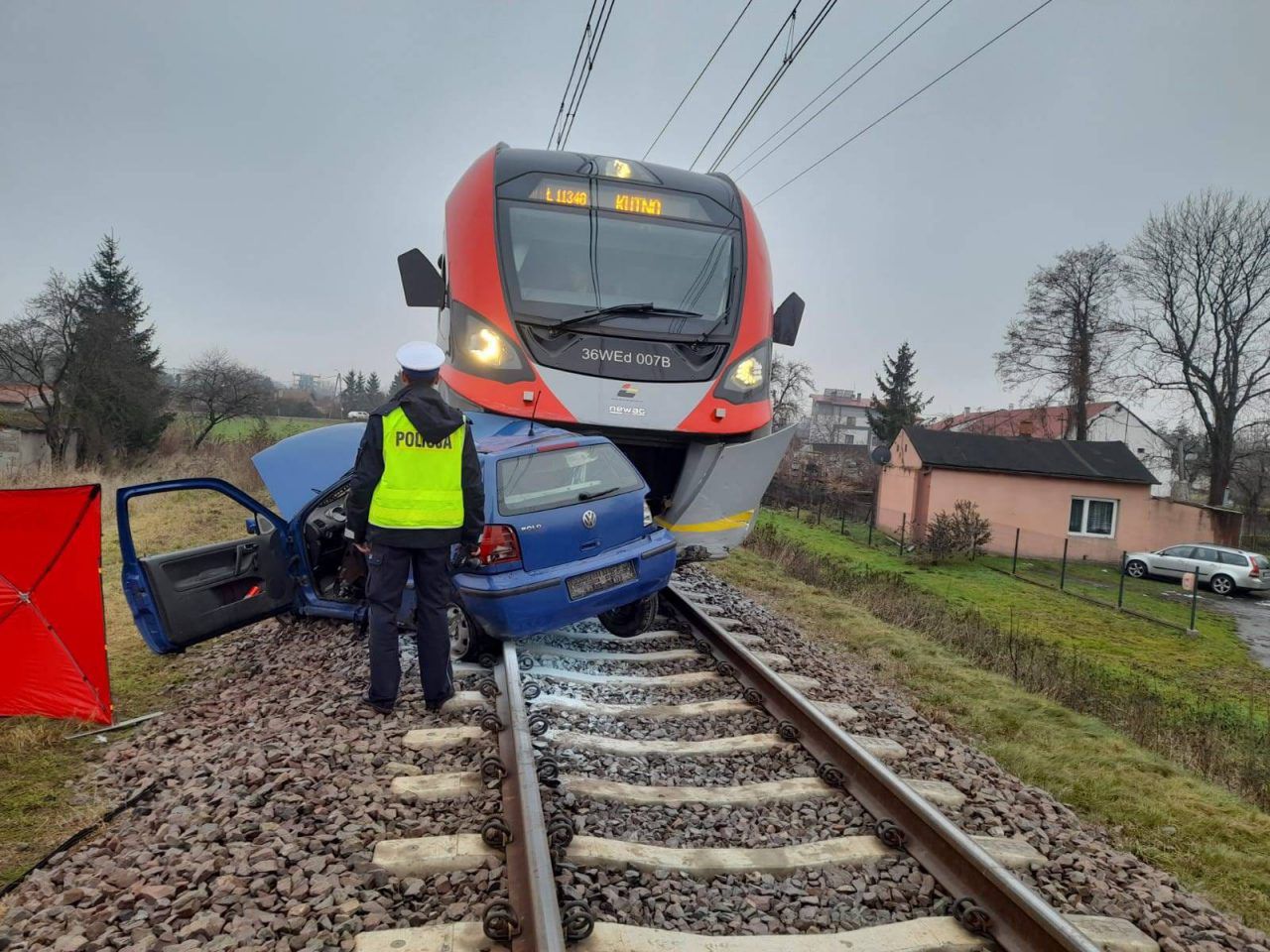 Koszmarny wypadek na przejeździe kolejowym. Nie żyje kierowca volkswagena