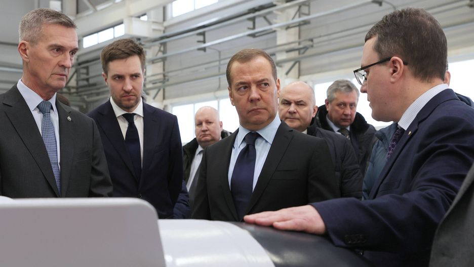Dmitry Medvedev visits the Raduga State Machine Building Construction Bureau named after A. Bereznyak
epa10444477 Deputy head of Russia's Security Council and chairman of the United Russia party Dmitry Medvedev (C) listens to General Director of Raduga Sergei Bogatikov (R) as he visits the Raduga State Machine Building Construction Bureau named after A. Bereznyak, in Dubna, Moscow region, Russia, 02 February 2023.  EPA/EKATERINA SHTUKINA / SPUTNIK POOL MANDATORY CREDIT 
Dostawca: PAP/EPA.
EKATERINA SHTUKINA / SPUTNIK POOL