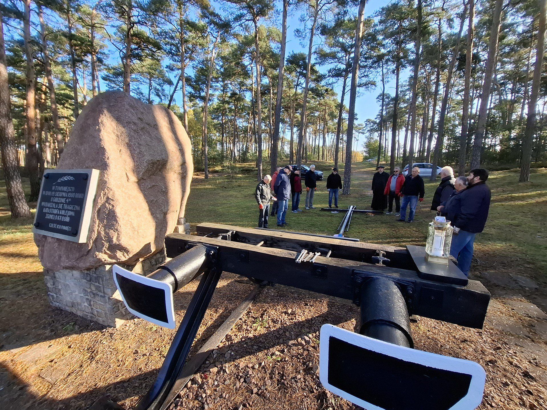 Emerytowani kolejarze skupieni wokół Kolejowej Izby Tradycji działającej na Dworcu Głównym w Toruniu ustawili nowy krzyż w miejscu katastrofy kolejowej pod Otłoczynem. Stary krzyż drewniany, który pojawił się w tym miejscu już we wrześniu 1980 roku, a więc tu po katastrofie, praktycznie się rozpadł.