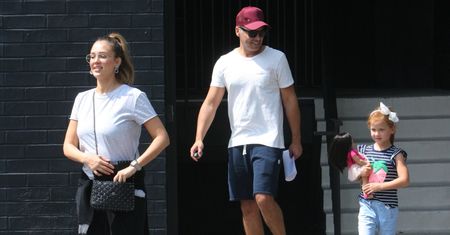 Jessica Alba z coraz większym brzuchem na zakupach z córką i mężem (ZDJĘCIA)