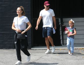 Jessica Alba z coraz większym brzuchem na zakupach z córką i mężem (ZDJĘCIA)