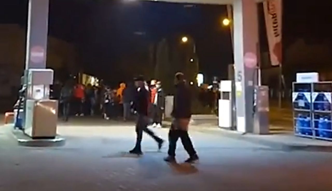 Myślibórz. Grupa protestujących na stacji benzynowej, na której doszło do ataku na księdza