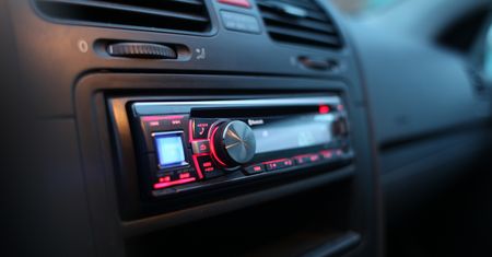 Muzyka z telefonu w starszym samochodzie. Jak to zrobić?