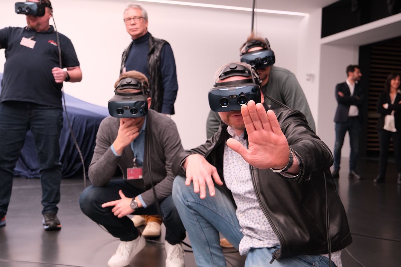 Oglądanie prototypu Izery w goglach VR