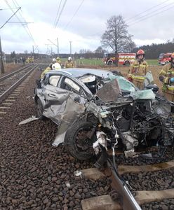 Zignorował znak STOP i zderzył się z lokomotywą. 37-latek trafił do szpitala