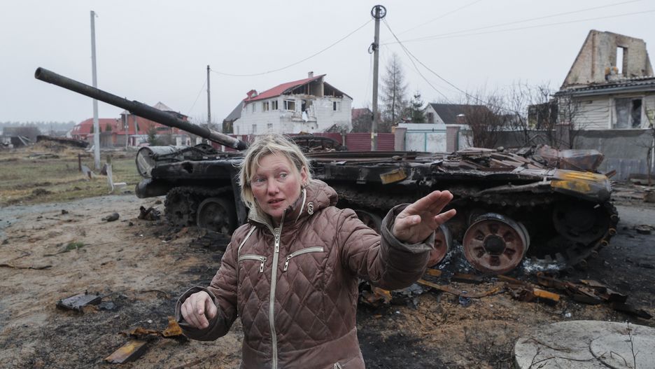 Ukrainian forces retake village of Dmitrivka near Kyivepaselect epa09865679 A local woman speaking next to a destroyed tank after Ukrainian troops retook the village of Dmitrivka near Kyiv (Kiev), Ukraine, 02 April 2022. The village and its surroundings have recently been recaptured by Ukrainian forces amid the ongoing Russian invasion of Ukraine.  EPA/SERGEY DOLZHENKO Dostawca: PAP/EPA.SERGEY DOLZHENKOepaselect