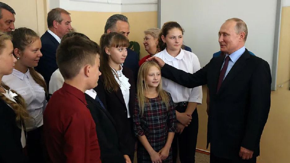 Putin nie zwalnia tempa. Jego prowojenna propaganda objęła rosyjskie dzieciŹródło: Getty Images, fot: Mikhail Svetlov