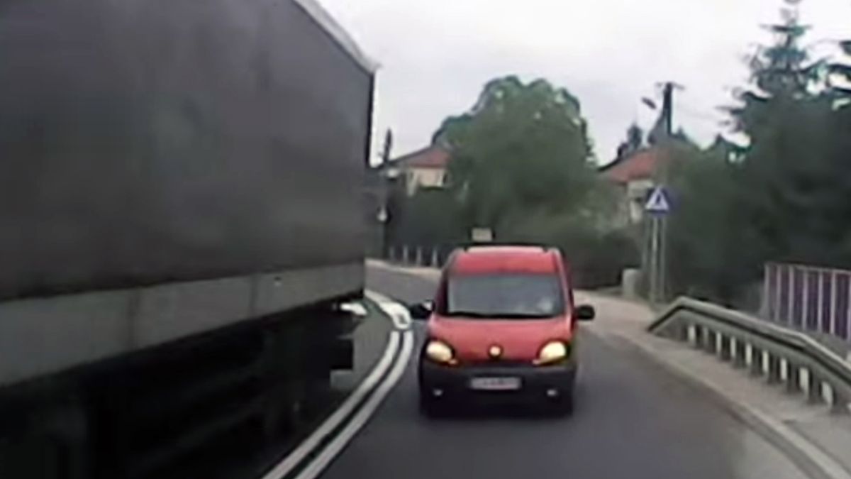 Idiota wyprzedza na zakręcie i idzie na czołówkę 1