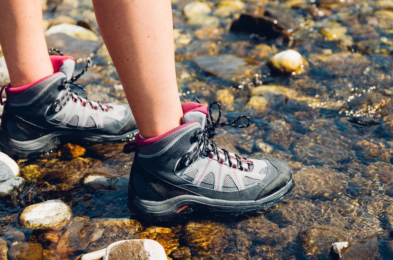 Buty trekkingowe damskie – na co zwrócić uwagę w trakcie zakupu?