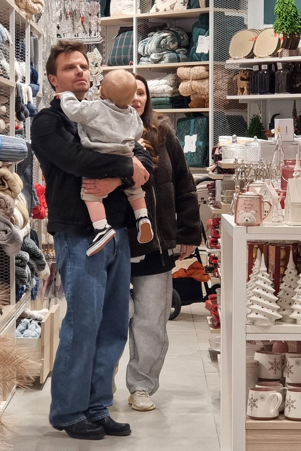Marcin Hakiel i Dominika Serowska na zakupach z synem