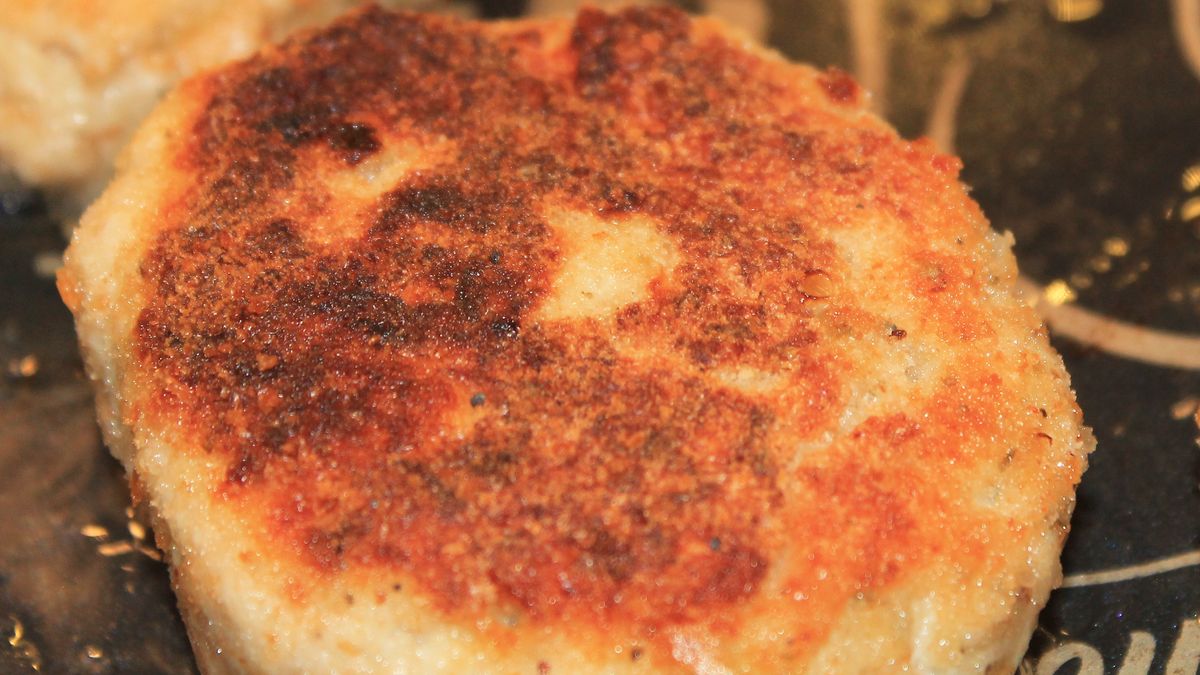 Do mięsa mielonego warto dodać cukinię, by kotlety były soczyste