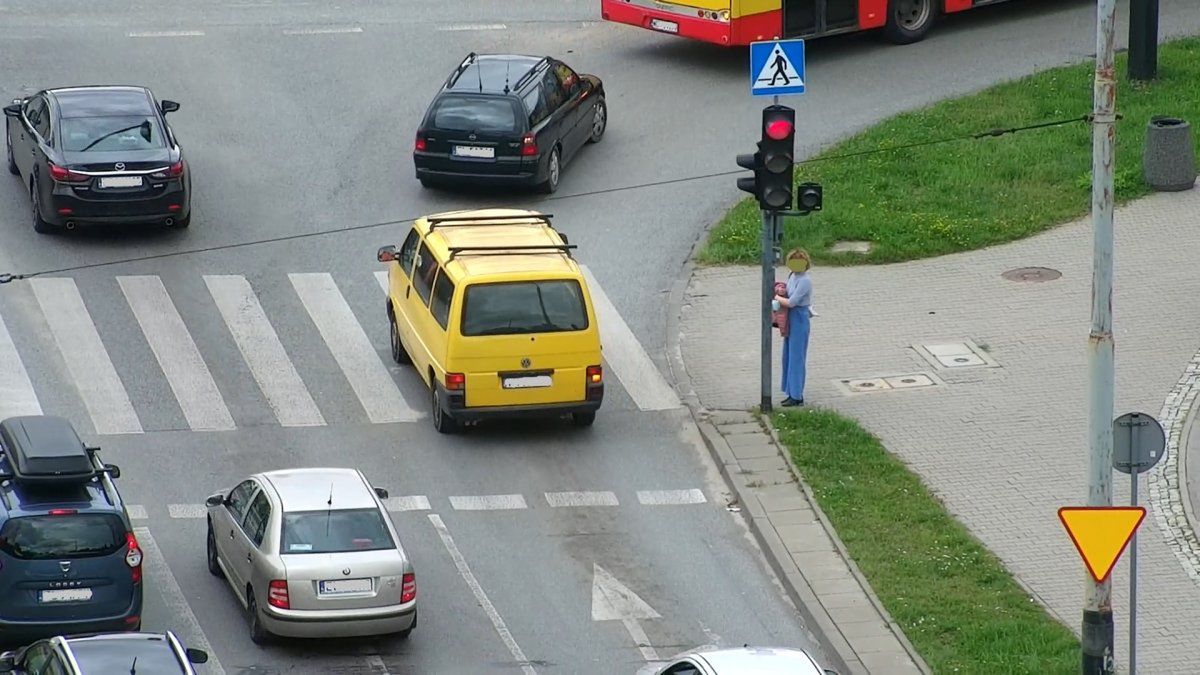 Na czerwonym przez przejście? Taki przejaw "fantazji" w przyszłości mocno zaboli. Oby jeszcze za OC mniej niż dziś płacili kierowcy przestrzegający przepisów