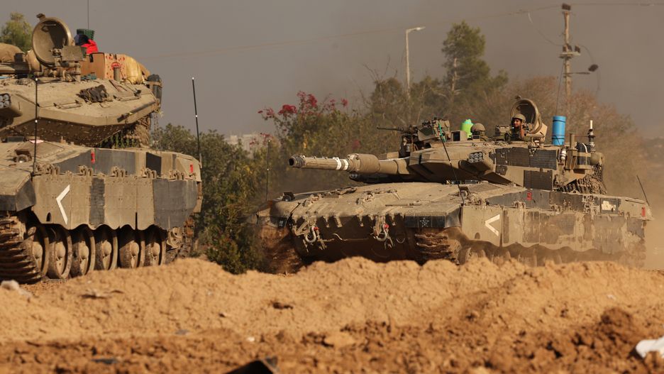 Israeli soldiers maneuver along Gaza border
epa10988116 Israeli tanks on their way to Gaza Strip, in southern Israel, 21 November 2023. As part of Israel's 'ground operations' in the Gaza Strip, Israeli military aircraft struck approximately 250 Hamas targets over the last day, the IDF announced on 21 November. More than 12,000 Palestinians and at least 1,200 Israelis have been killed, according to the Israel Defense Forces (IDF) and the Palestinian health authority, since Hamas militants launched an attack against Israel from the Gaza Strip on 07 October, and the Israeli operations in Gaza and the West Bank which followed it.  EPA/ATEF SAFADI 
Dostawca: PAP/EPA.
ATEF SAFADI