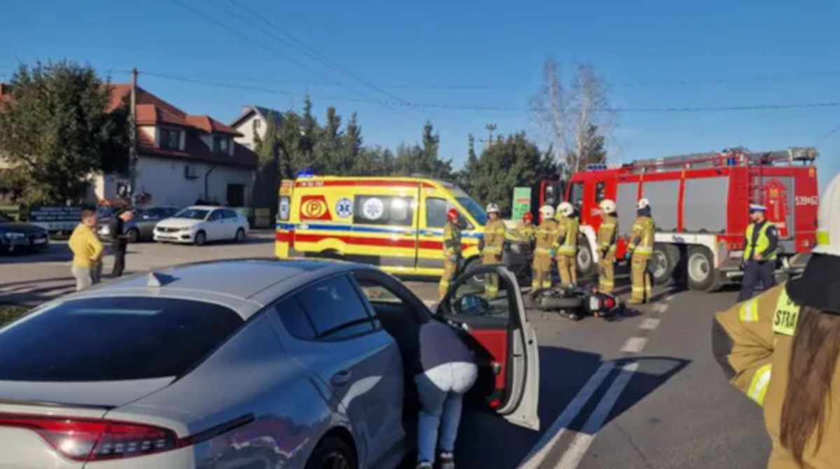 Poważne zderzenie busa z motocyklistą. Kierujący jednośladem jest nieprzytomny. Na miejscu lądował śmigłowiec LPR