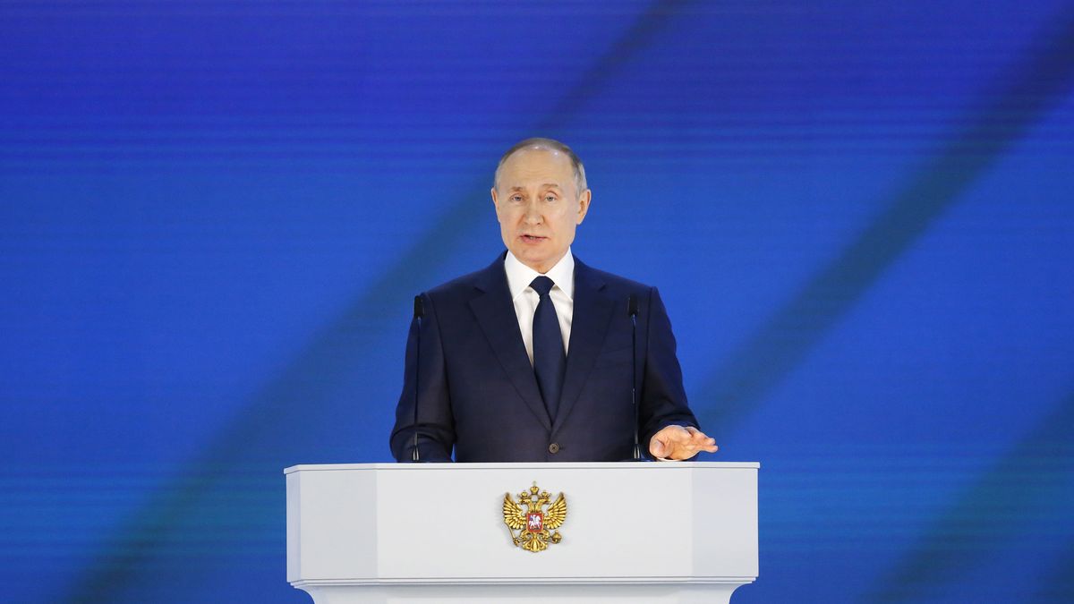 epa09149019 Russian President Vladimir Putin delivers his annual address to the Federal Assembly at the Manezh Central Exhibition Hall in Moscow, Russia, 21 April 2021. About 1,100 people including lawmakers of Russia's two-chamber parliament, Government members, heads of the Constitutional and Supreme courts, and regional governors, were invited to attend the event. About 435 Russian and foreign journalists were accredited to cover the event.  EPA/ALEXANDER ZEMLIANICHENKO / POOL Dostawca: PAP/EPA.