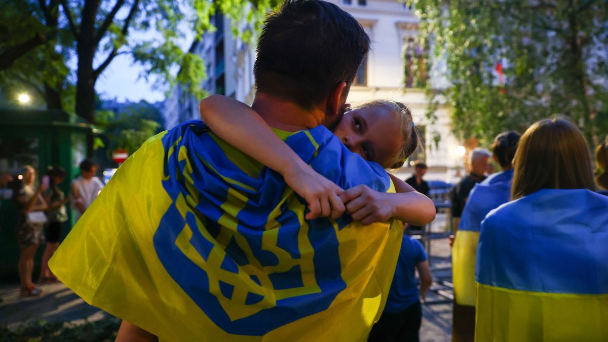 Protest Ukrai?c�w przed Konsulatem Generalnym Rosji w Krakowie
19.08.2022 Krakow Demonstracja i performance Ukraincow ku chwale wiezniow wojennych - obroncow Mariupola i Azowstalu - przed Konsulatem Generalnym Rosji na Skwerze Wolnej Ukrainy fot. Beata Zawrzel/REPORTER
Beata Zawrzel/REPORTER
