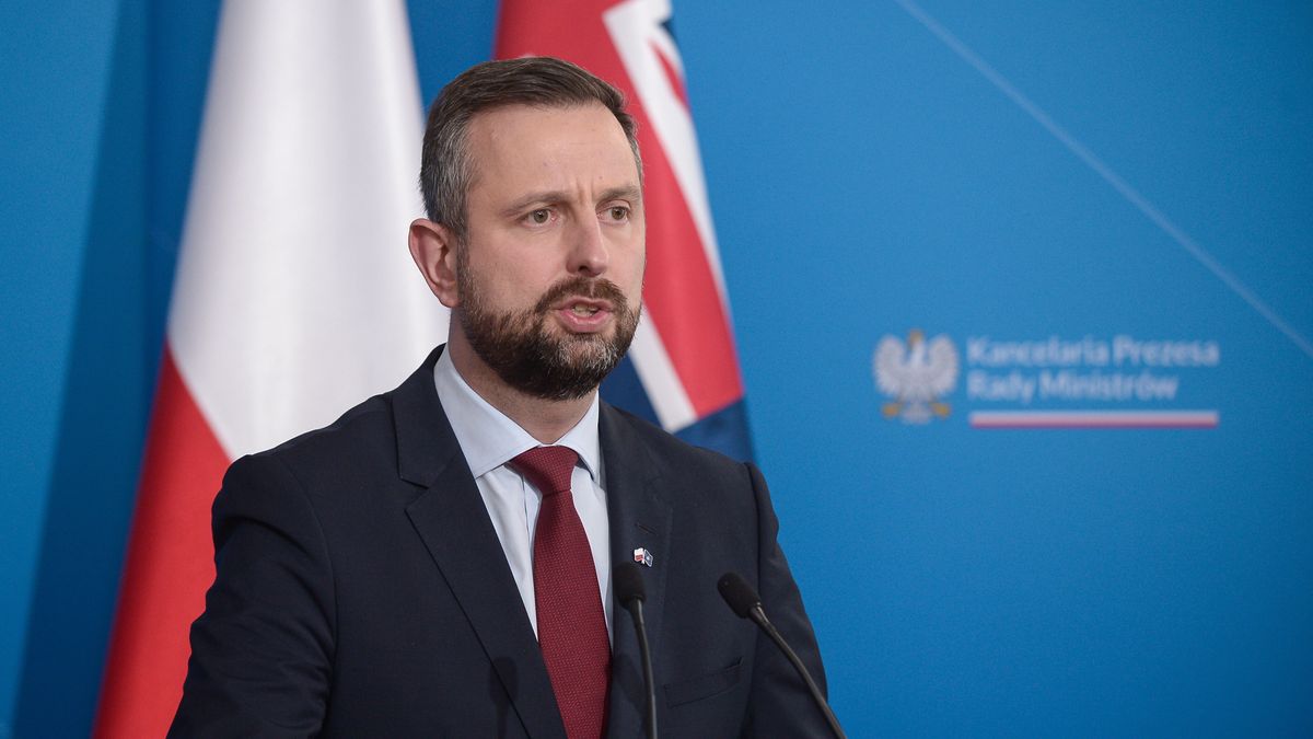 Warszawa, 26.04.2024. Wicepremier, minister obrony narodowej Władysław Kosiniak-Kamysz podczas konferencji prasowej po spotkaniu z wicepremierem, ministrem obrony Australii Richardem Marlesem w KPRM w Warszawie, 26 bm. (sko) PAP/Marcin Obara