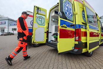 Znaleźli dziecko w nogawce spodni. Niespodziewany poród na parkinguna Śląsku