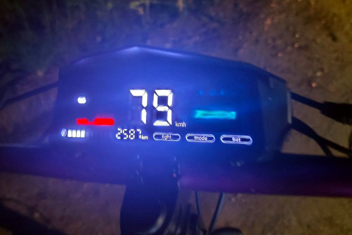 Tak naprawdę to już nie hulajnoga, a motocykl na prąd