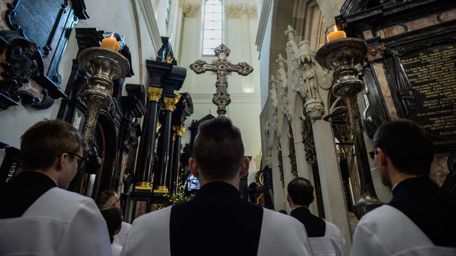 Nowe obostrzenia w kościołach. Biskup Dec: "Nonsensem jest zamykać świątynie"