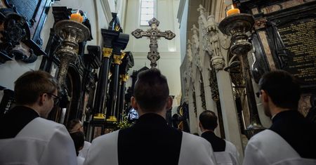 Nowe obostrzenia w kościołach. Biskup: "Nonsensem jest zamykać świątynie w epidemii"